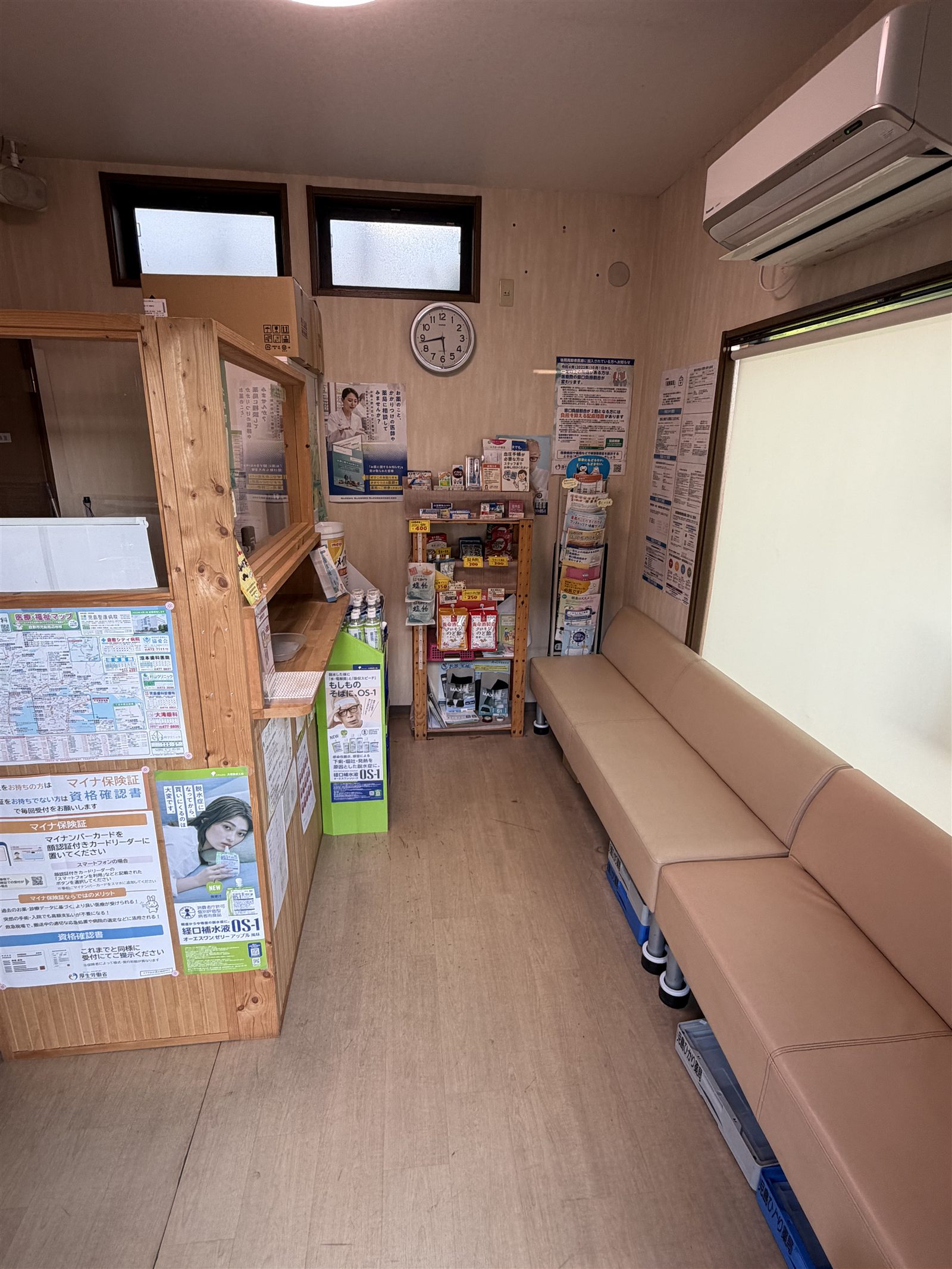 児島ひかり薬局の待合スペース。木のぬくもりのある店内